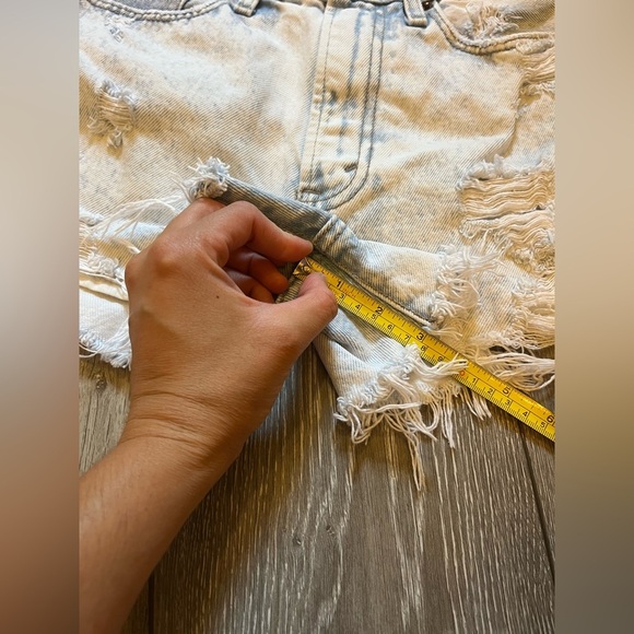 Abercrombie & Fitch Annie High Rise Distressed Acid Washed Shorts Size 26 / 2 - Picture 6 of 8